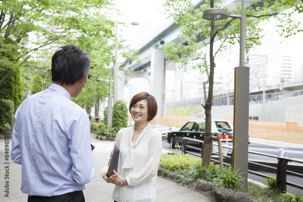 Superiors and subordinates are talking on the street