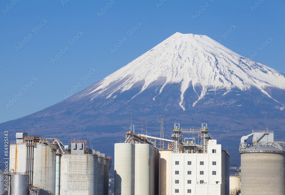 以富士山为背景的日本炼油厂。