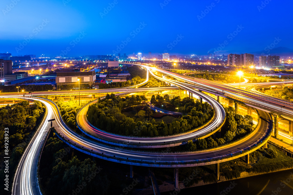 夜晚现代城市中明亮的天际线和立交桥