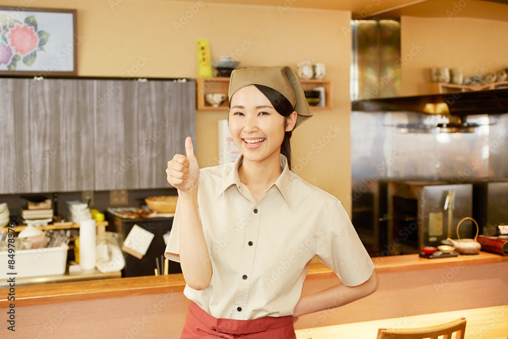 グッドサインする飲食店の店員