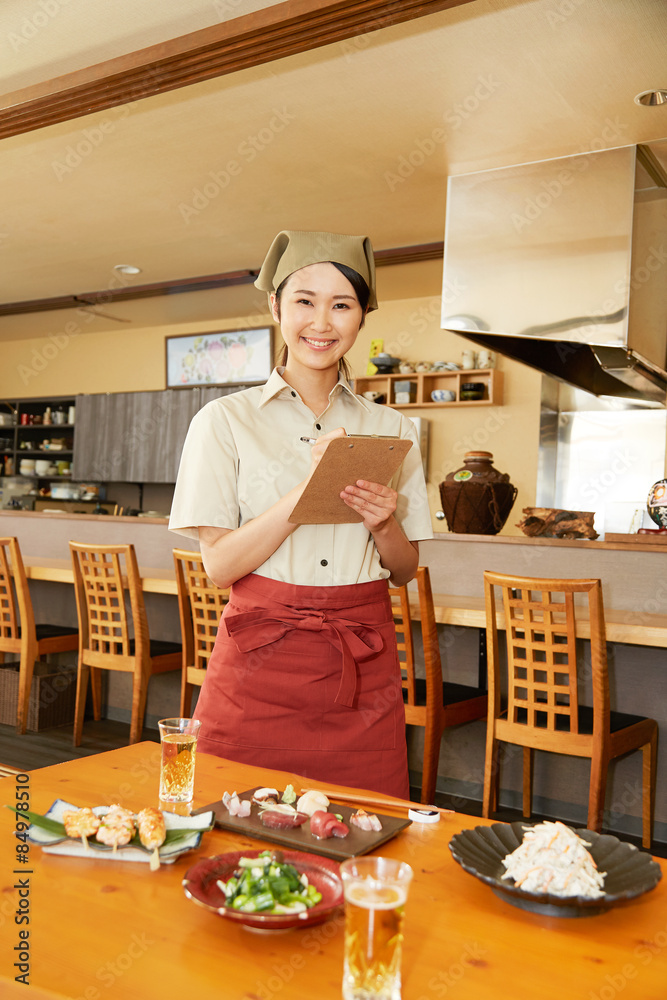 注文を取る居酒屋の店員