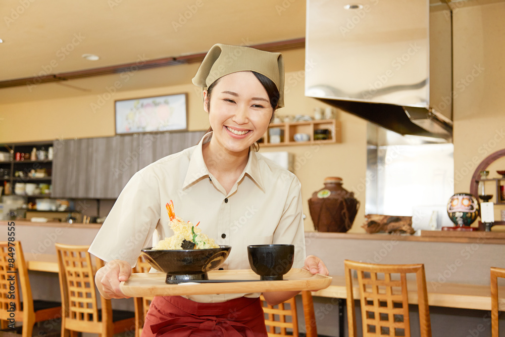 食事を運ぶ飲食店の店員