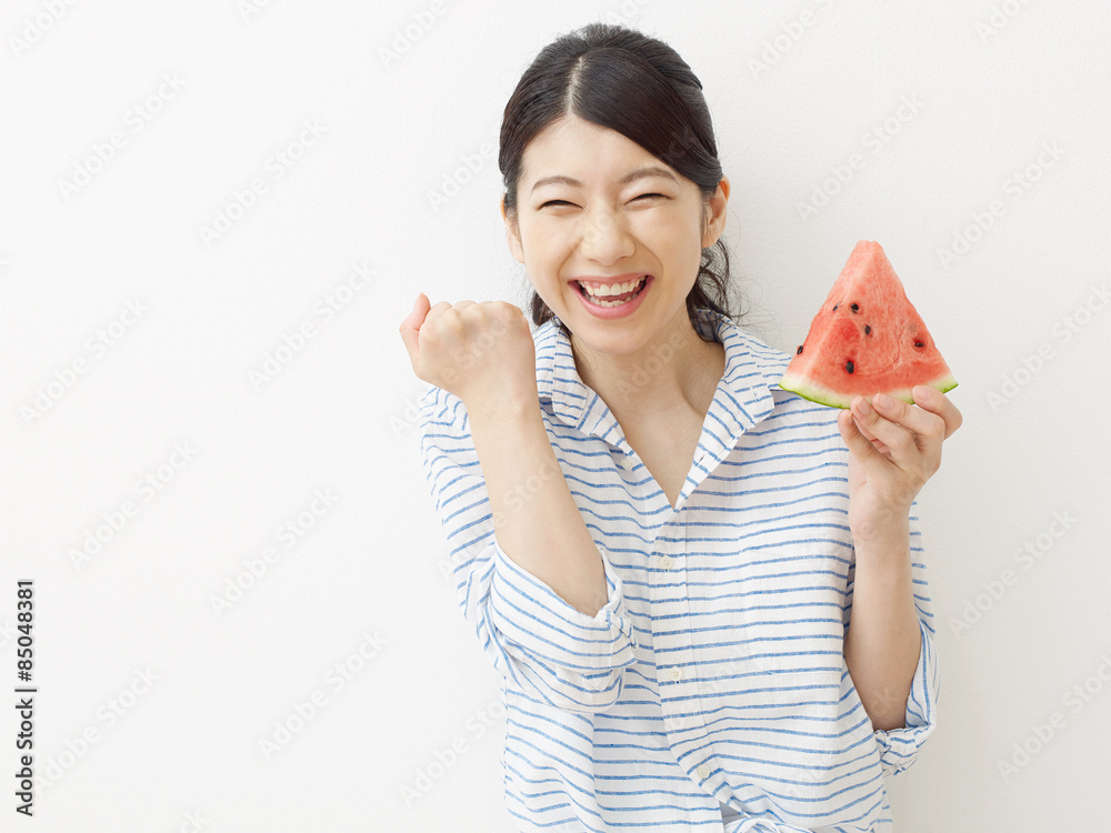 西瓜を食べる女性　ガッツポーズ