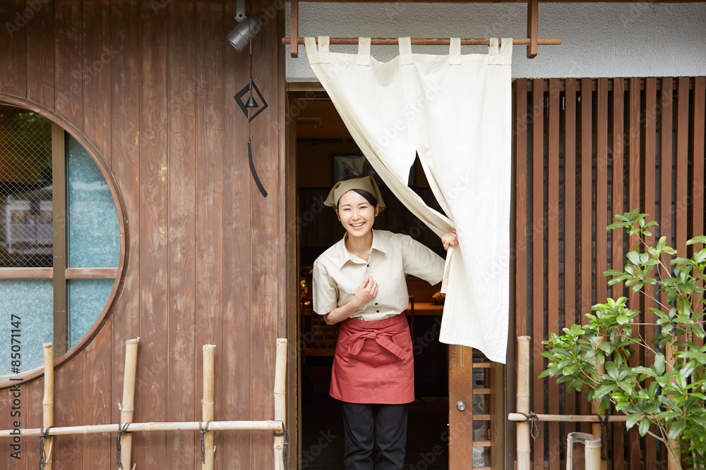 店先に立つ店員