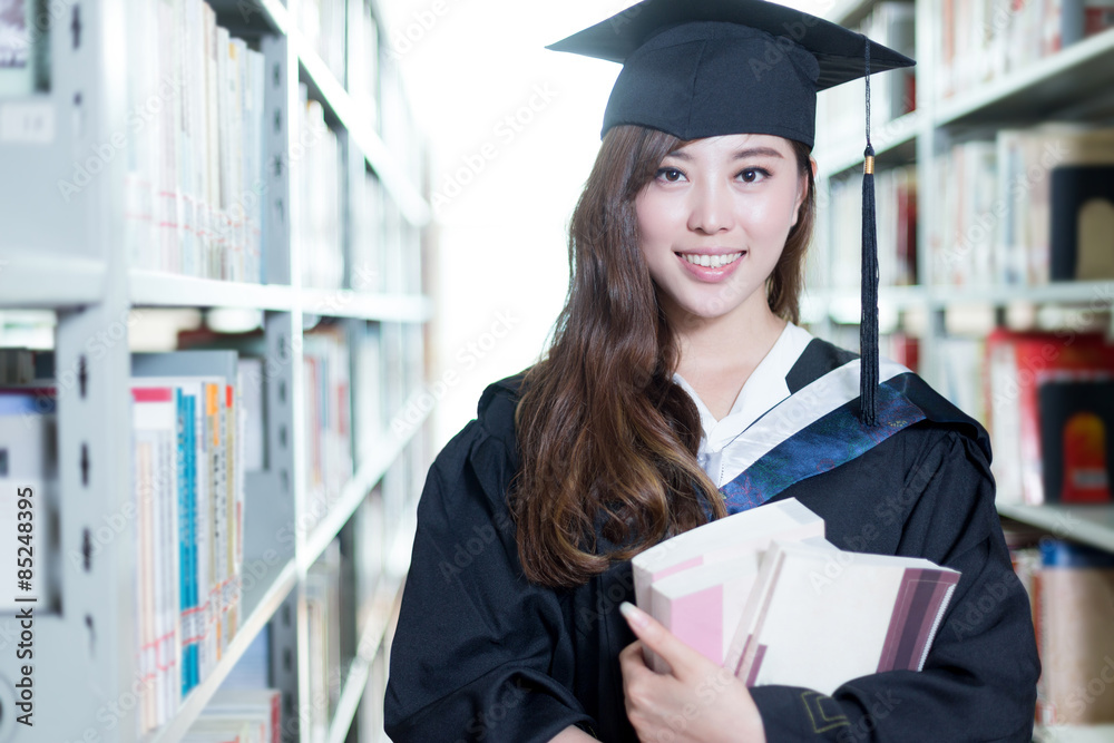 亚洲女学生拿着书，穿着学院装