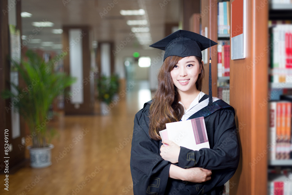 亚洲女学生拿着书，穿着学院装