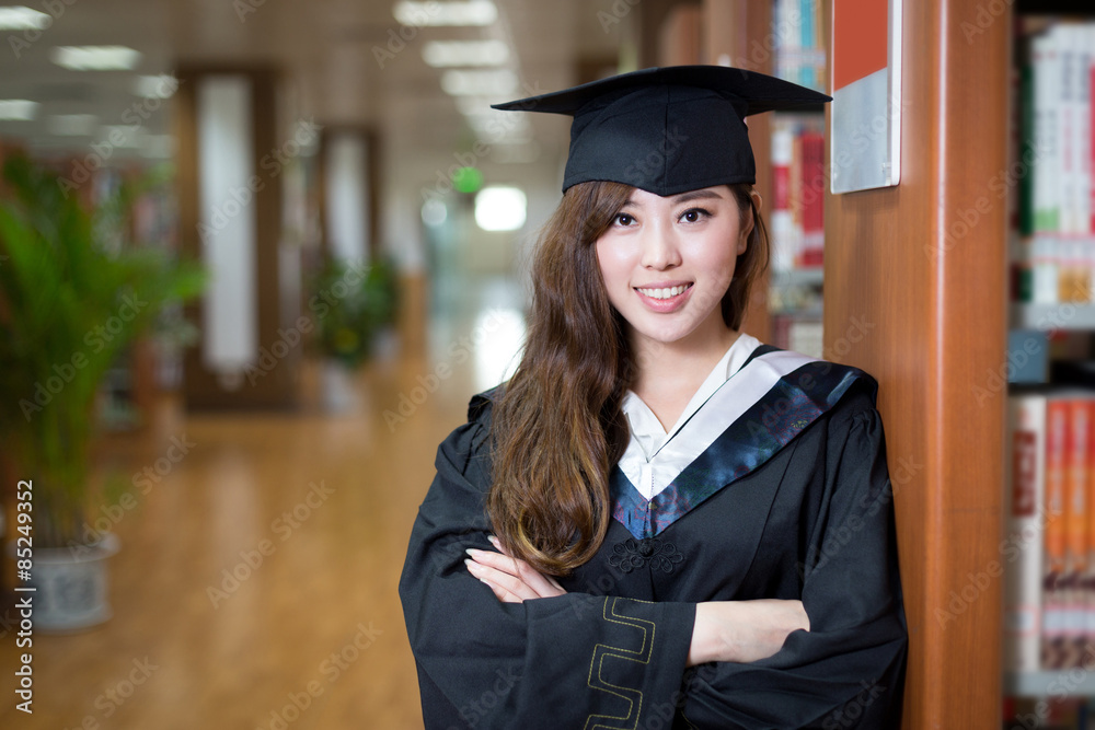 亚洲美女女学生在图书馆穿学院装