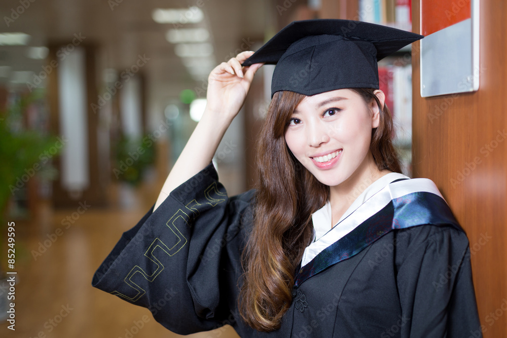 亚洲美女女学生在图书馆穿学院装