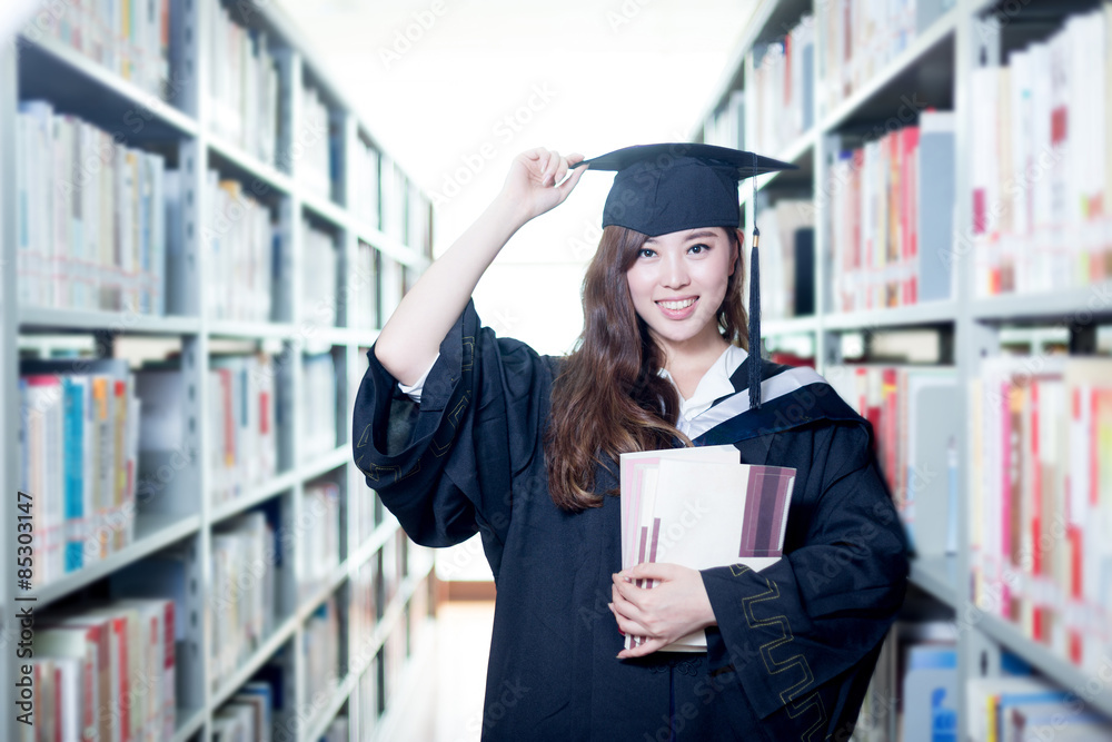 亚洲女学生在图书馆找书