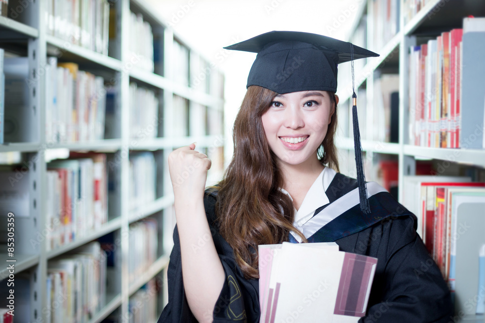 亚洲美女女学生在图书馆拿书