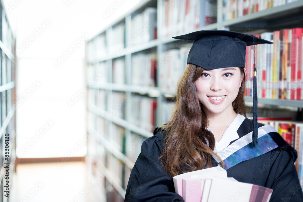 亚洲美女女学生在图书馆拿书