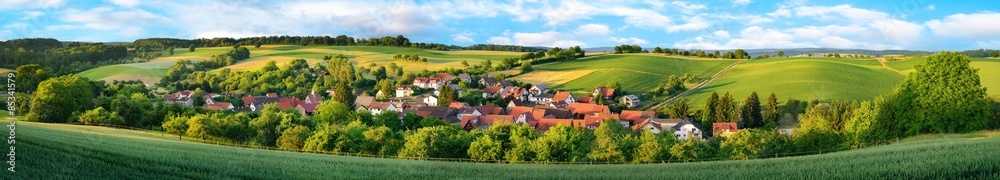 Ortschaft und grüne Hügel, extra breites Panorama