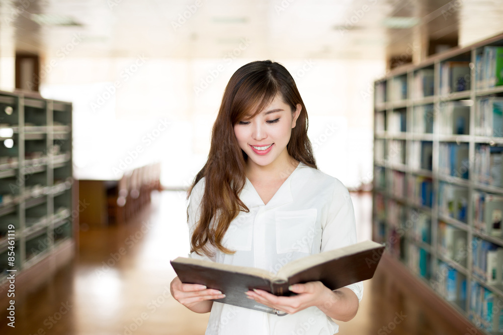 亚洲美女女学生在图书馆拿书