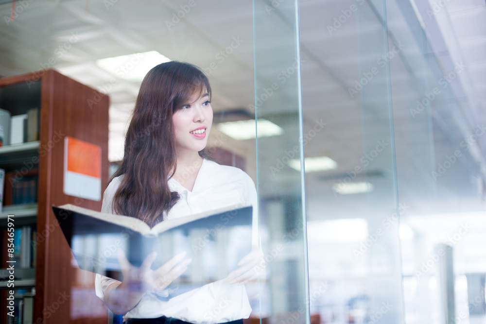 图书馆里拿着书的亚洲美女女学生