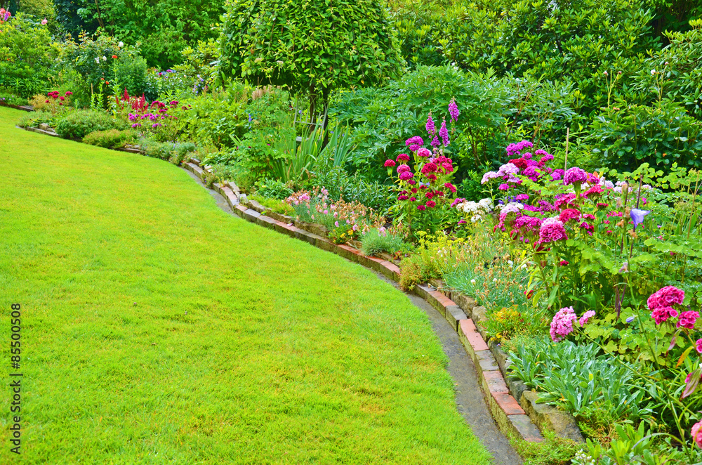 Gartenanlage mit Stauden und Rasen