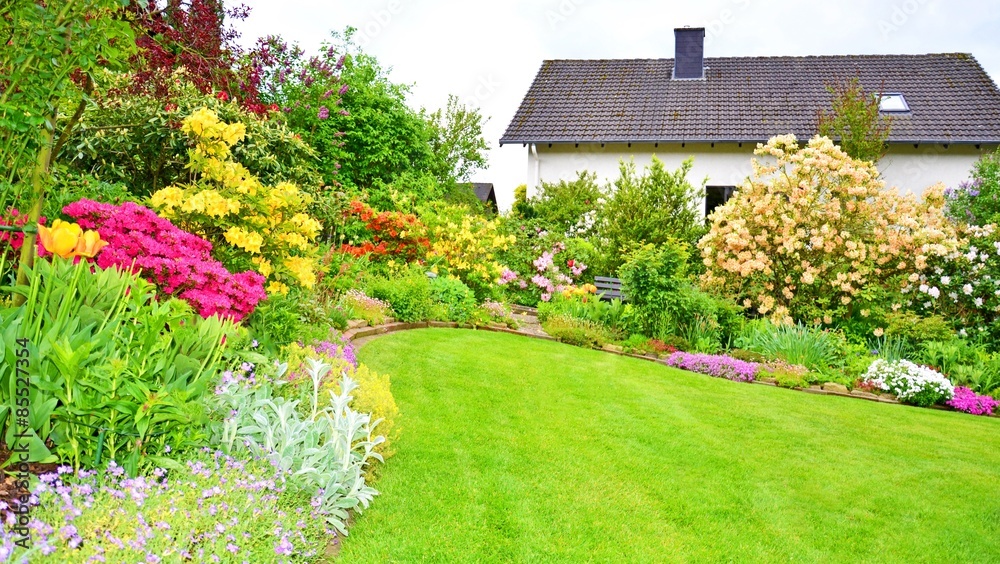 Gartenanlage mit Azaleen, Rhododendren und Steinkraut