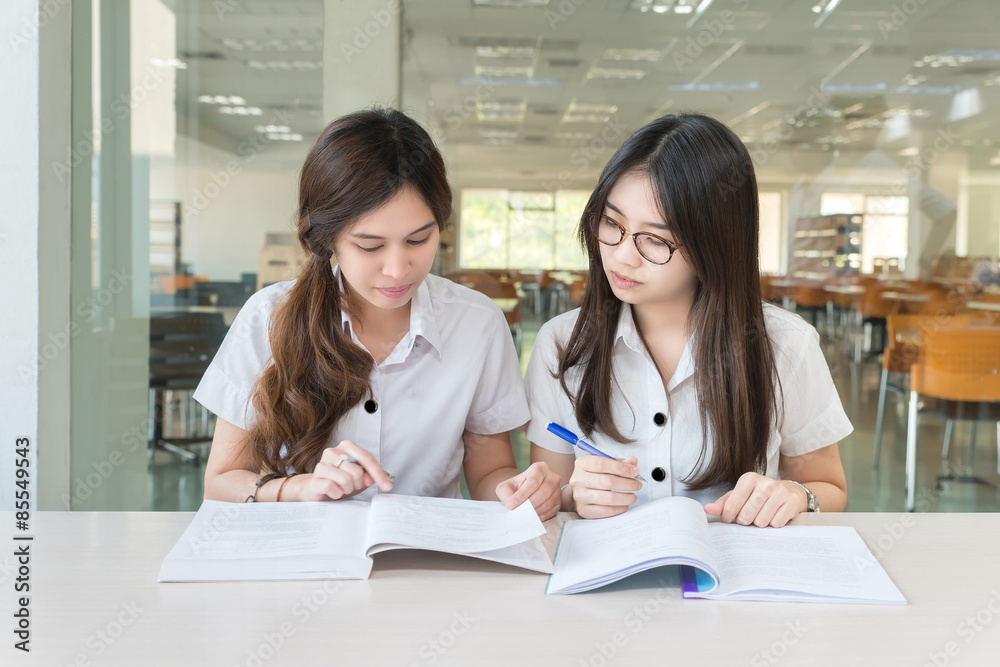 两名亚洲学生在大学一起学习