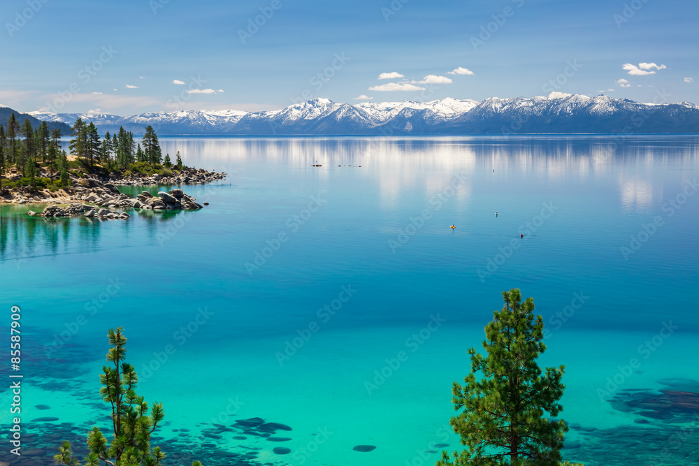 太浩湖平静的绿松石海水，可以看到内华达山脉的雪峰。