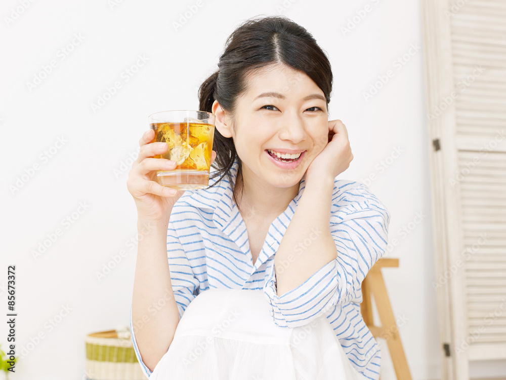 アイスティーを飲む女性