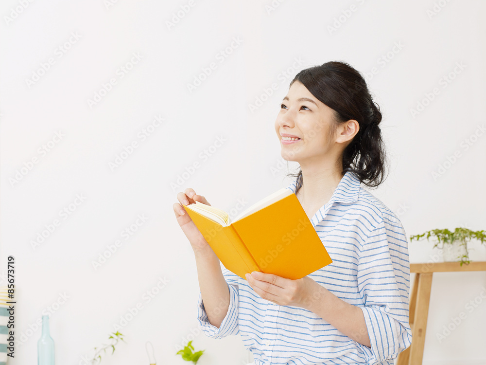 本を読む女性