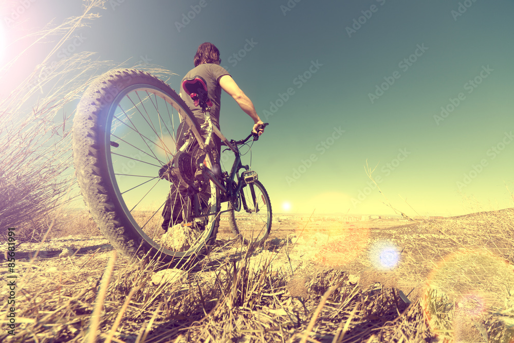 Vida saludable。Deporte en bicicleta。Paisaje和puesta de sol en estilo vintage