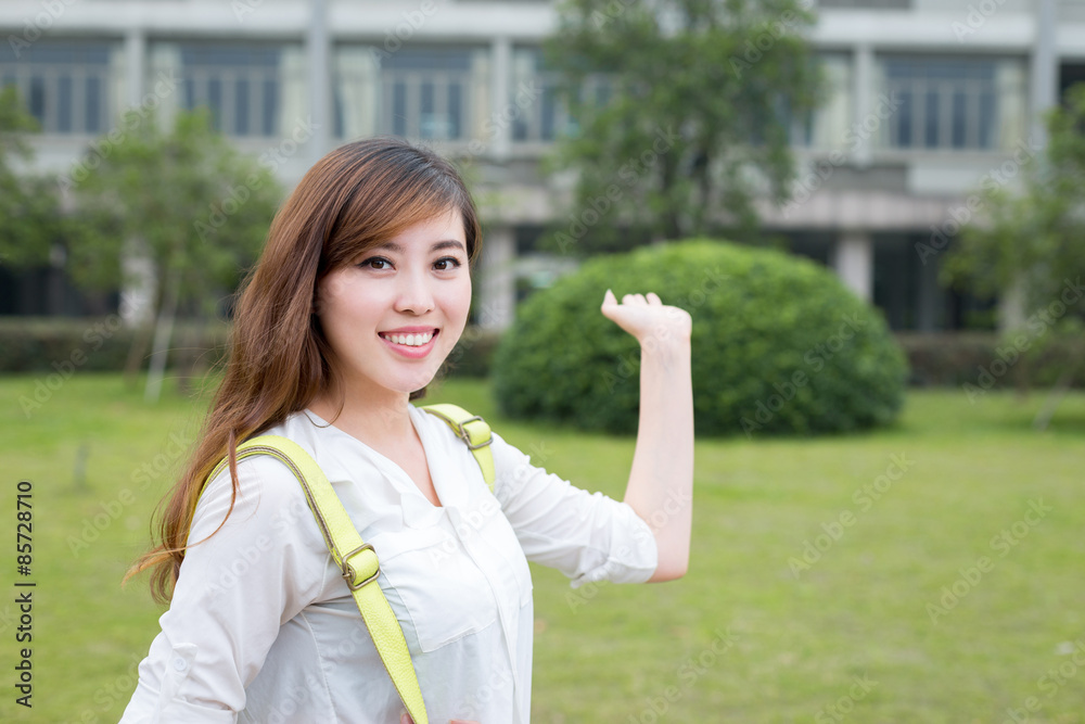 校园里的亚洲美女女学生画像