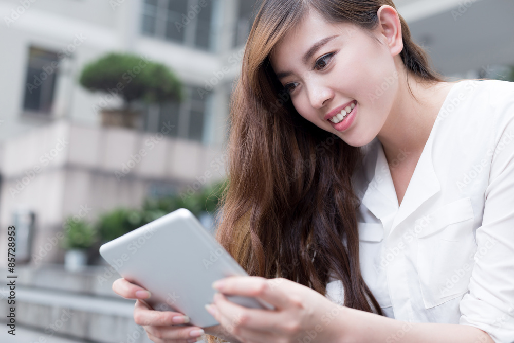 亚洲女学生在校园使用平板电脑