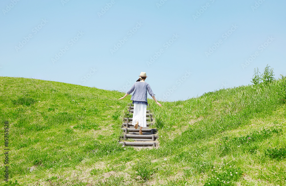 丘を登る女性