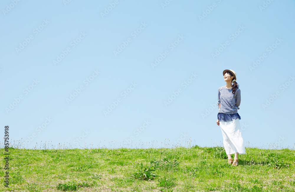 丘に立つ女性