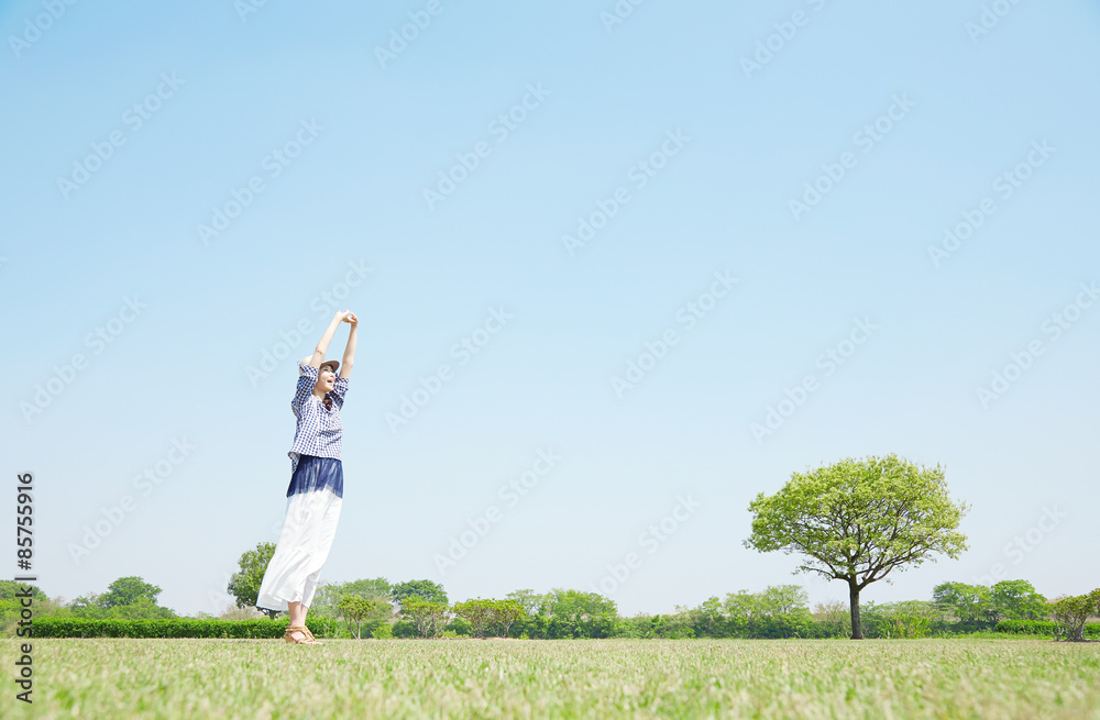 公園を散歩する女性