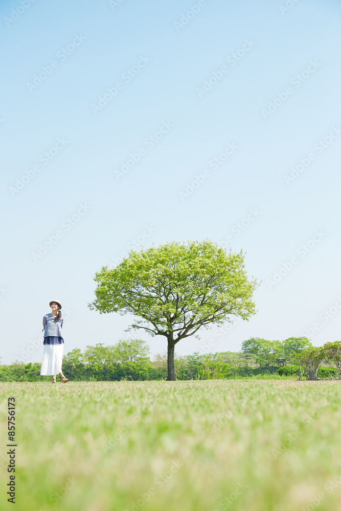 公園を散歩する女性