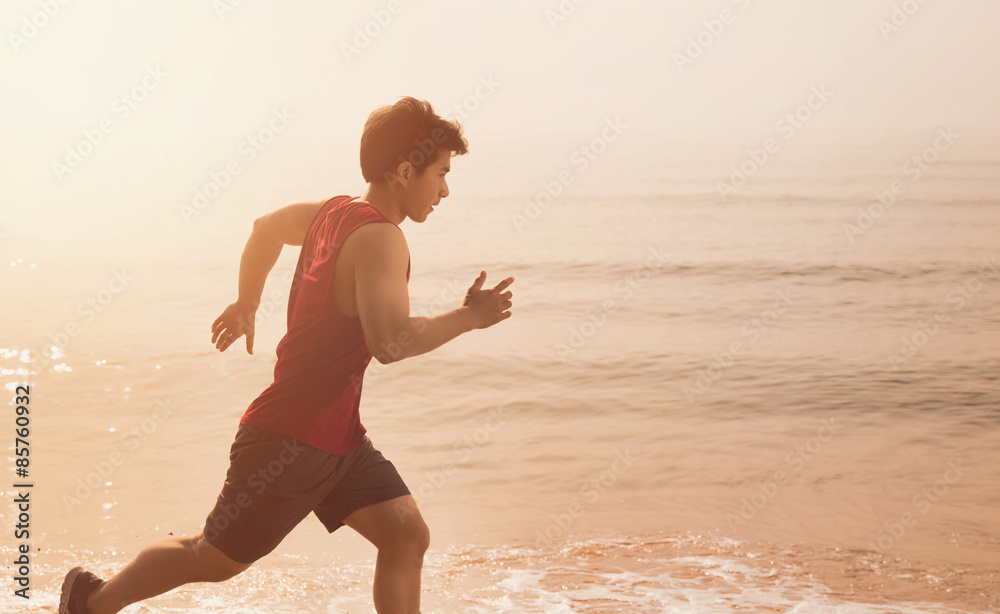 亚洲男人早上跑步，夏天就在眼前