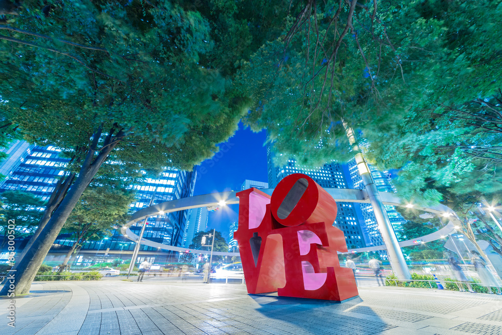 loveのある新宿高層ビルの夜景