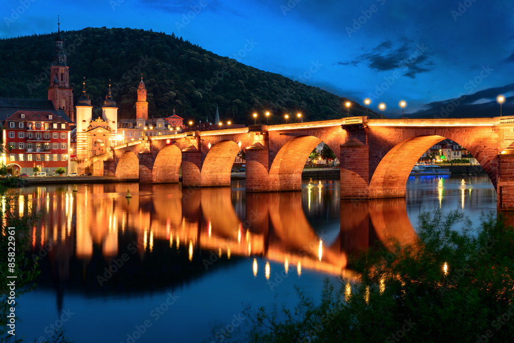 Alte Brücke in Heidelberg bei blauer Stunde