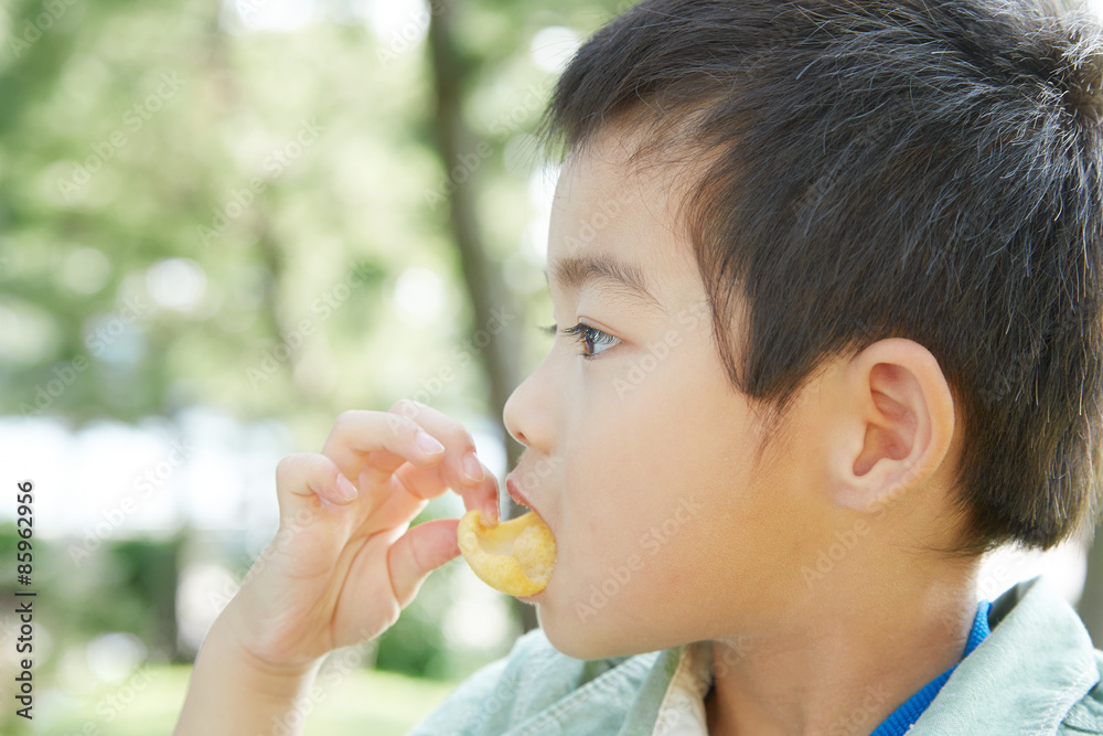 お菓子を食べる男の子