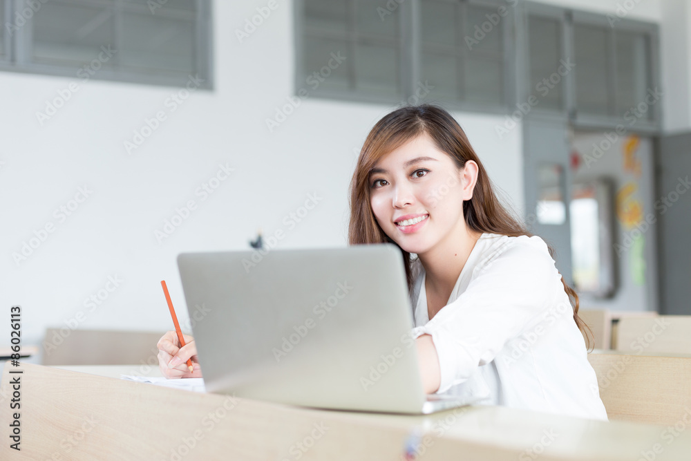 亚洲美女女学生在课堂上用笔记本电脑学习