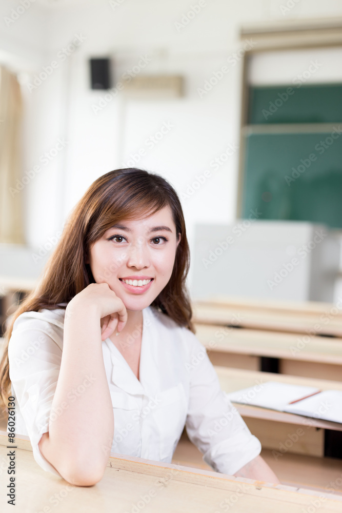 亚洲美女女学生课堂学习画像