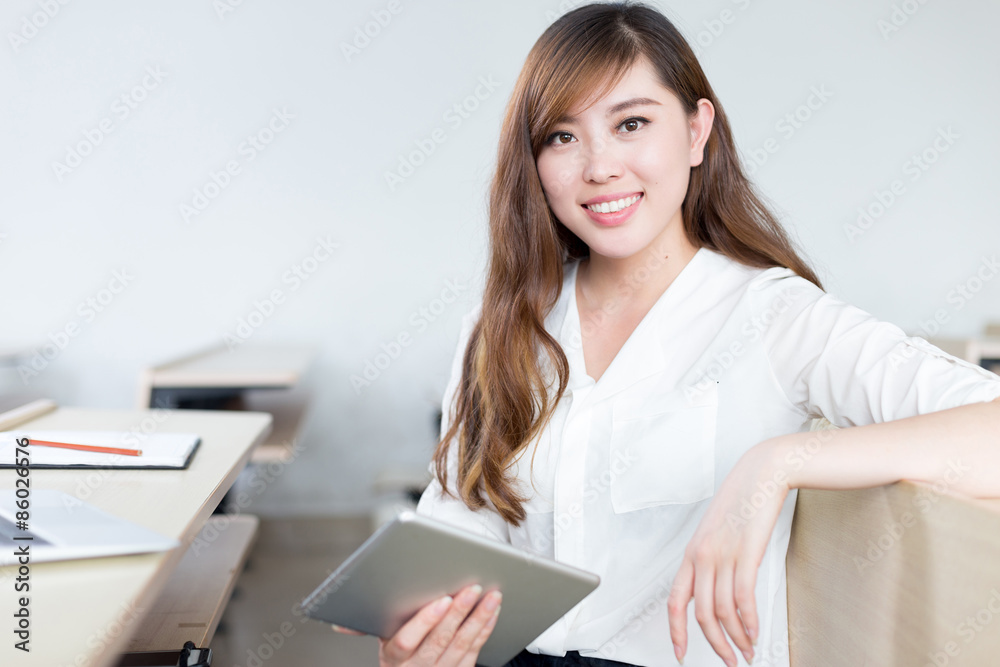 亚洲美女女学生在课堂上用平板电脑学习