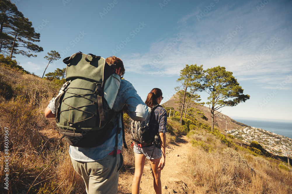 年轻情侣登山