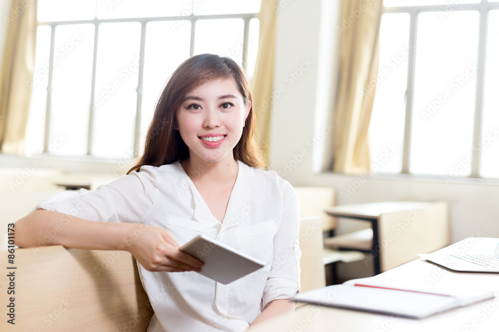 亚洲美女女生平板电脑课堂学习