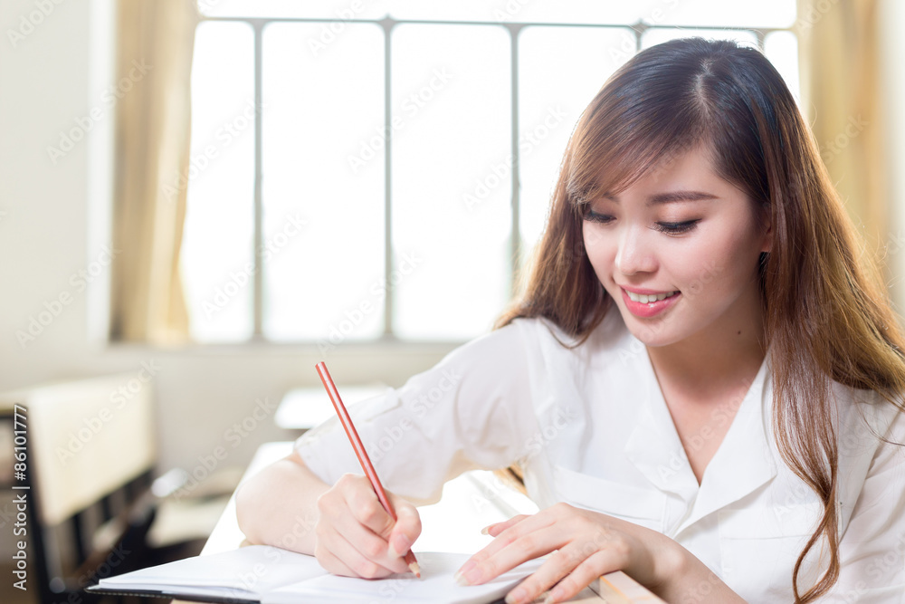 亚洲美女女学生课堂学习肖像