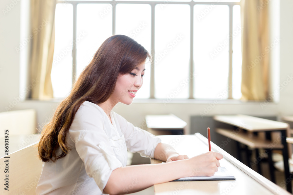 亚洲美女女学生课堂学习肖像