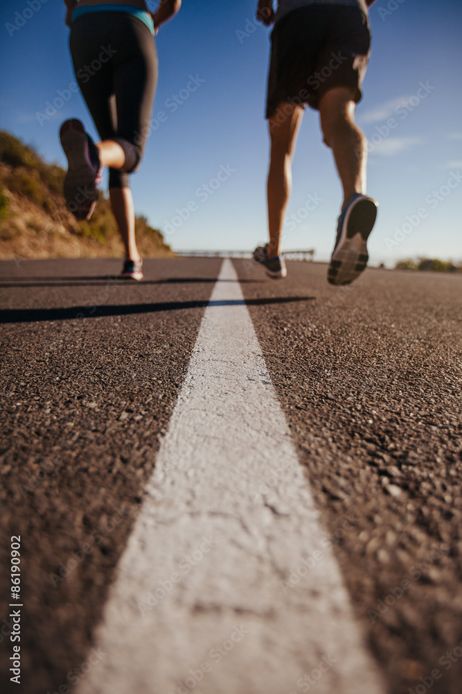 运动员在乡村公路上奔跑