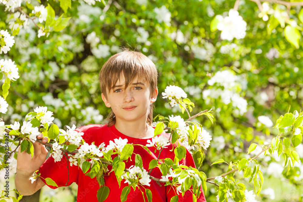 少年手持白花树枝