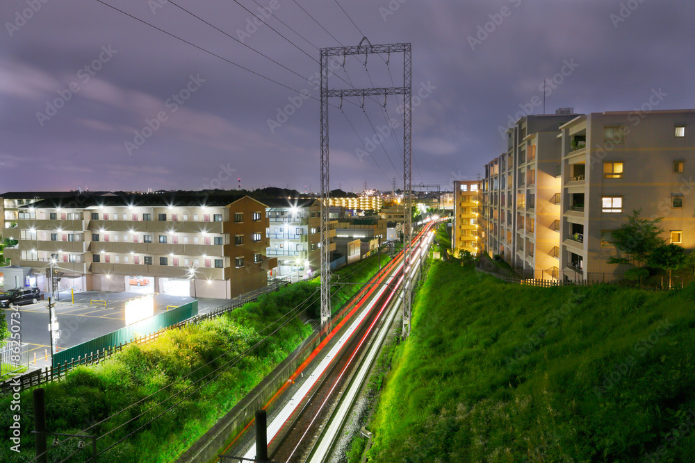 夜のマンションと鉄道