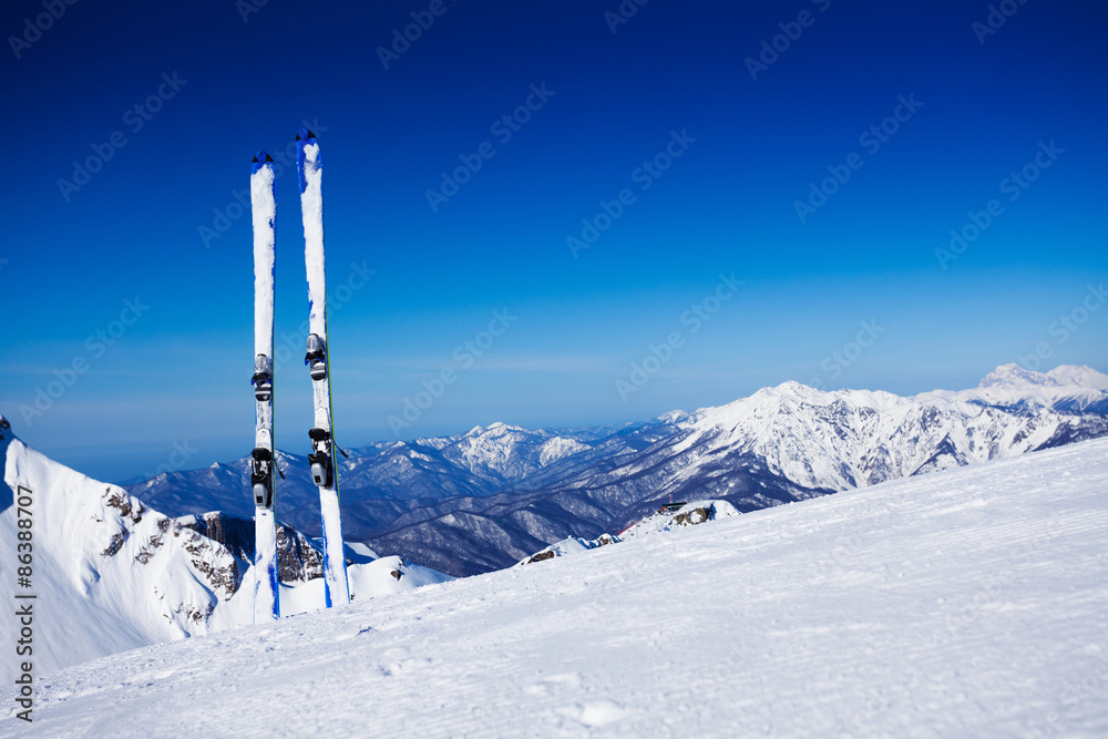 冬季度假胜地雪中的天空