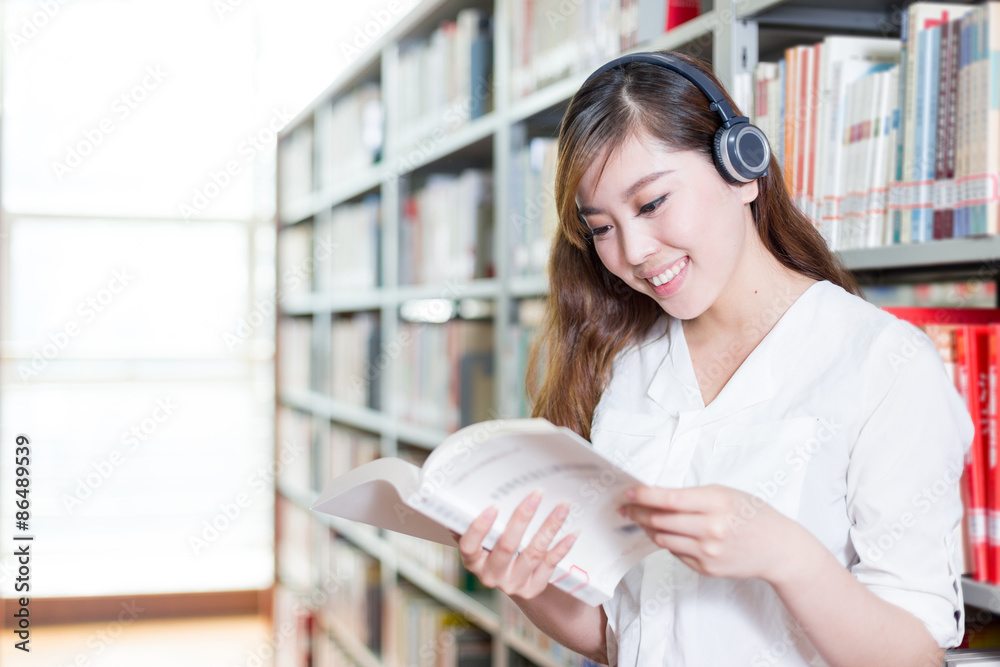 图书馆里的亚洲美女女学生画像