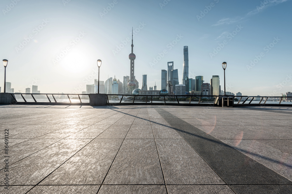 空旷街道的上海全景天际线