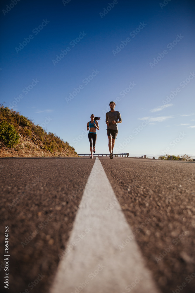 两个年轻人在路上慢跑