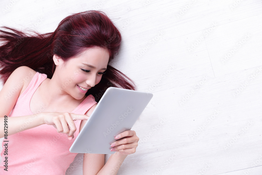 woman smile using tablet pc